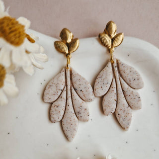 Pien - blad oorbellen gespikkeld detailfoto van Joy & Clay