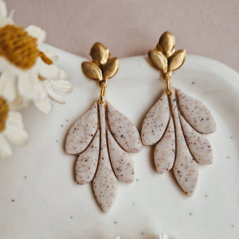 Pien - blad oorbellen gespikkeld detailfoto van Joy & Clay