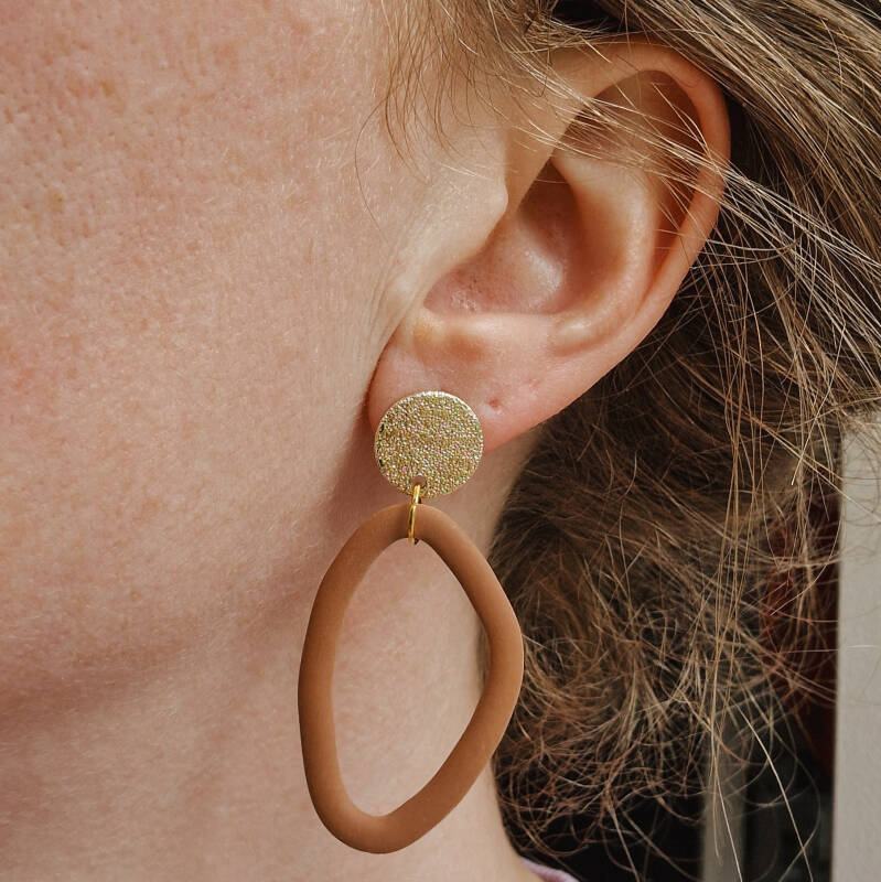Niene - bruine open oorbel detailfoto van Joy & Clay