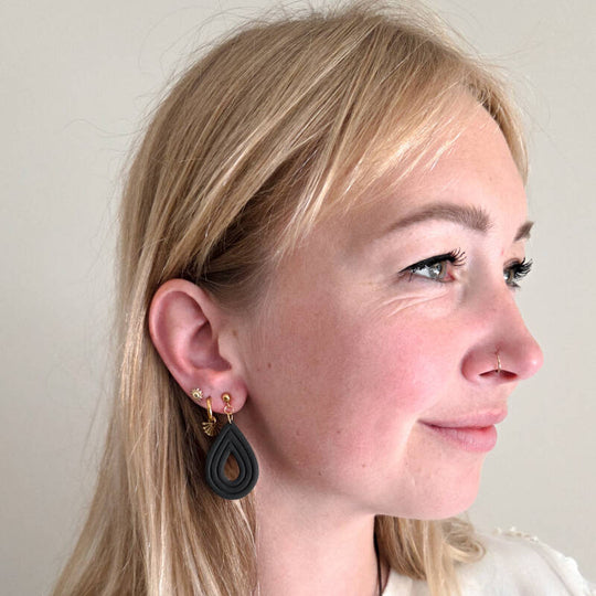 Inge - druppelvormige oorbellen zwart stijlvolle uitvoering van Joy & Clay
