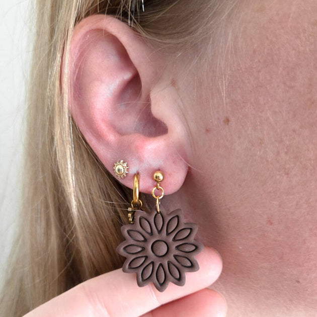 Elise - oorbellen beige bloem detailfoto van Joy & Clay