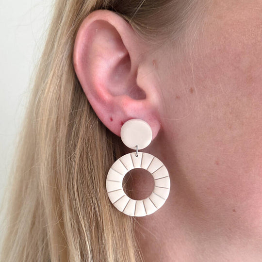 Soof - ronde beige oorbellen detailfoto van Joy & Clay