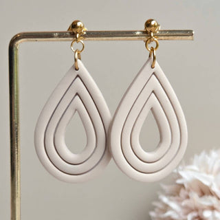 Inge - druppelvormige oorbellen beige detailfoto van Joy & Clay