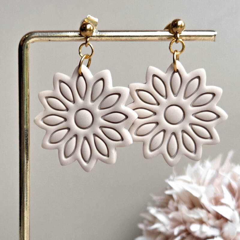 Elise - oorbellen beige bloem handgemaakt sieraad van Joy & Clay
