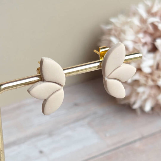 Studs - beige detailfoto van Joy & Clay