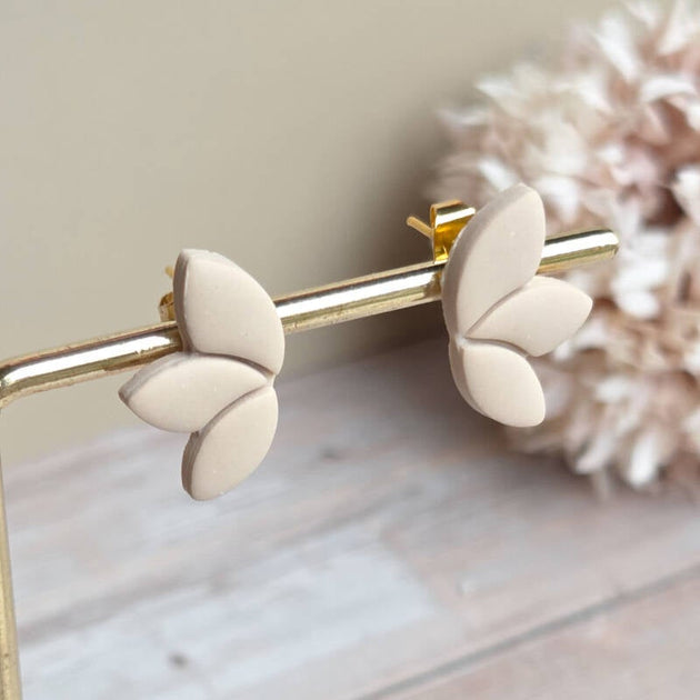 Studs - beige detailfoto van Joy & Clay