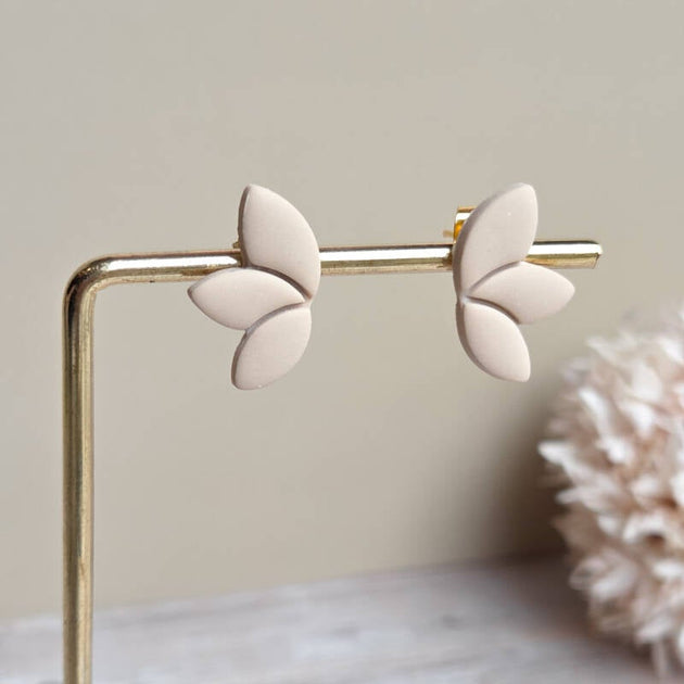 Studs - beige handgemaakt sieraad van Joy & Clay