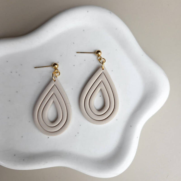 Inge - druppelvormige oorbellen beige handgemaakt sieraad van Joy & Clay
