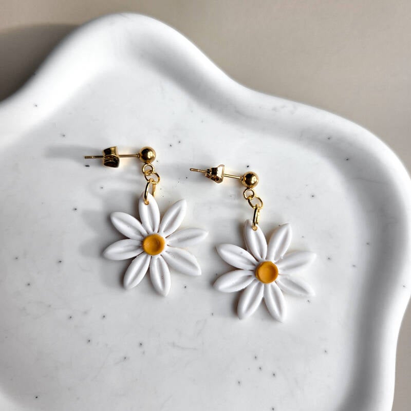 Demi - madelief hanger handgemaakt sieraad van Joy & Clay