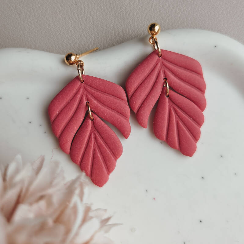 Veertjes roze handgemaakt sieraad van Joy & Clay