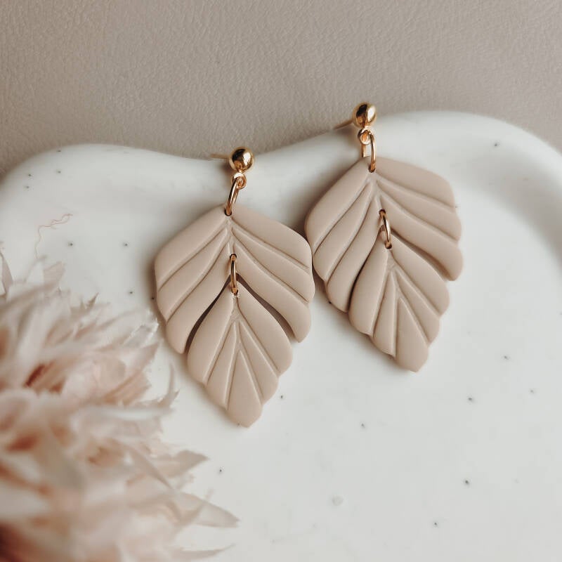 Veertjes beige handgemaakt sieraad van Joy & Clay