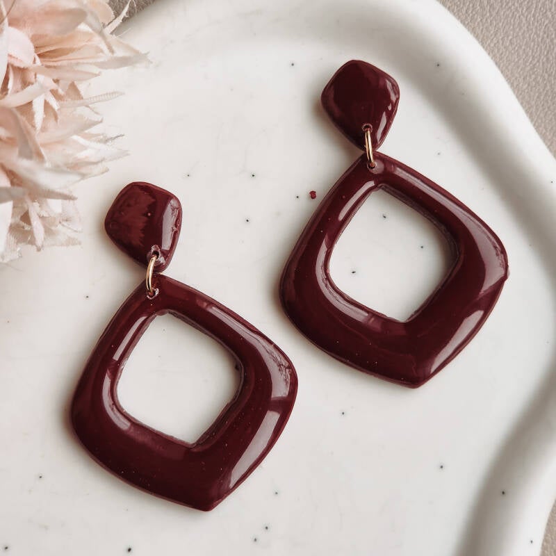 Geometrische druppel bordeaux handgemaakt sieraad van Joy & Clay