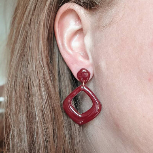 Geometrische druppel bordeaux stijlvolle uitvoering van Joy & Clay
