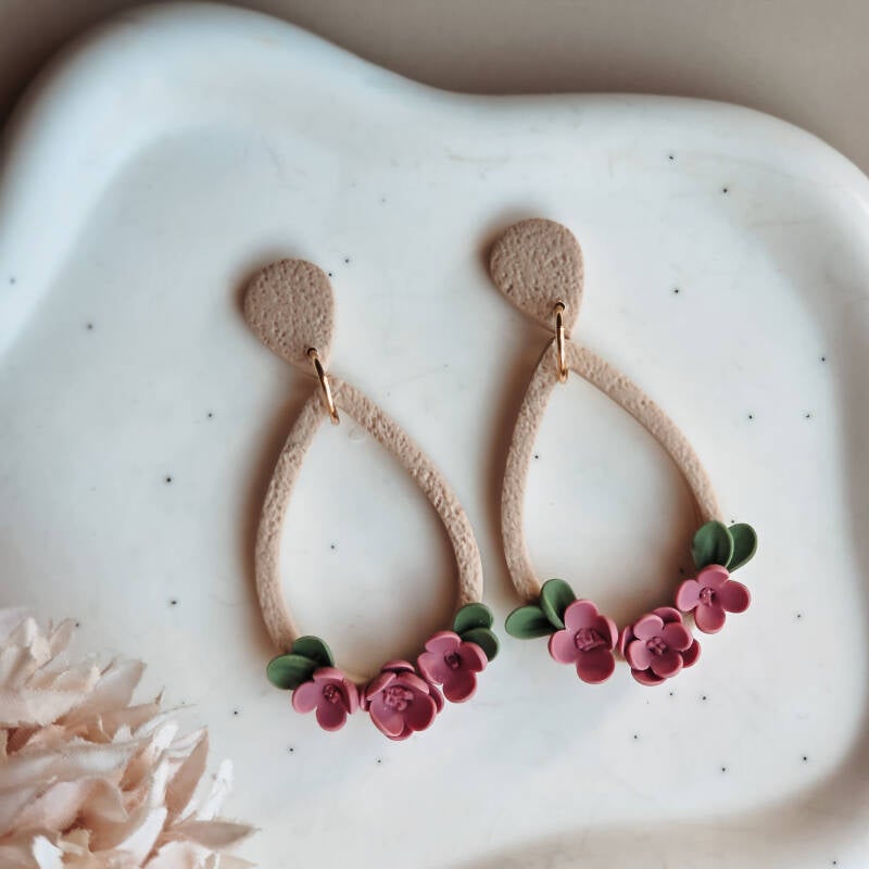 Druppel oorbel roze bloemetjes handgemaakt sieraad van Joy & Clay