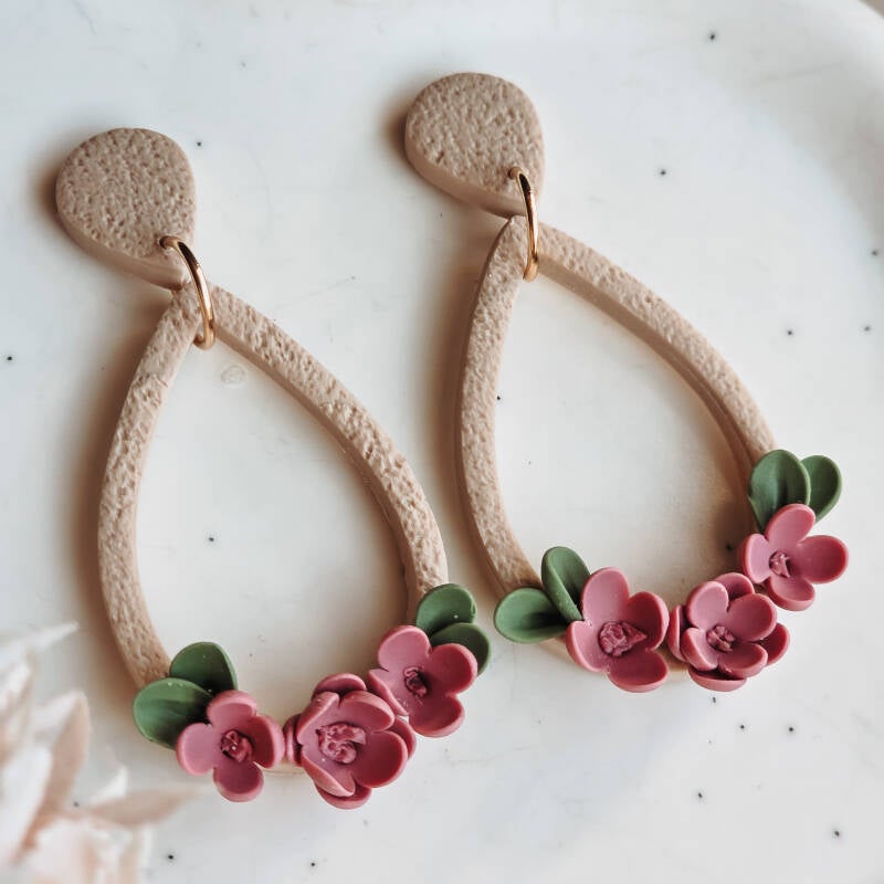 Druppel oorbel roze bloemetjes detailfoto van Joy & Clay