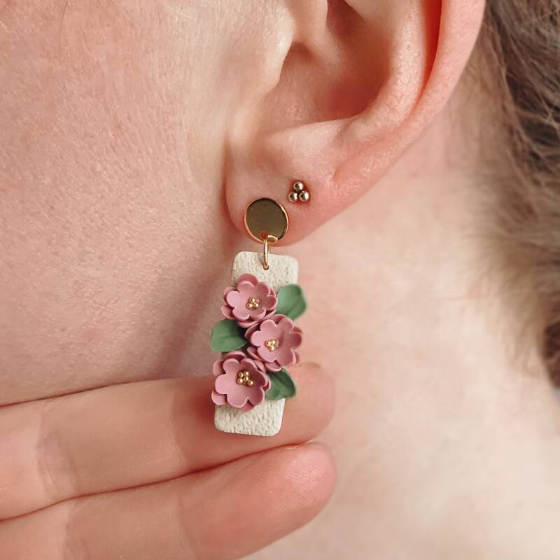 Rechthoekige oorbel roze bloemetjes detailfoto van Joy & Clay