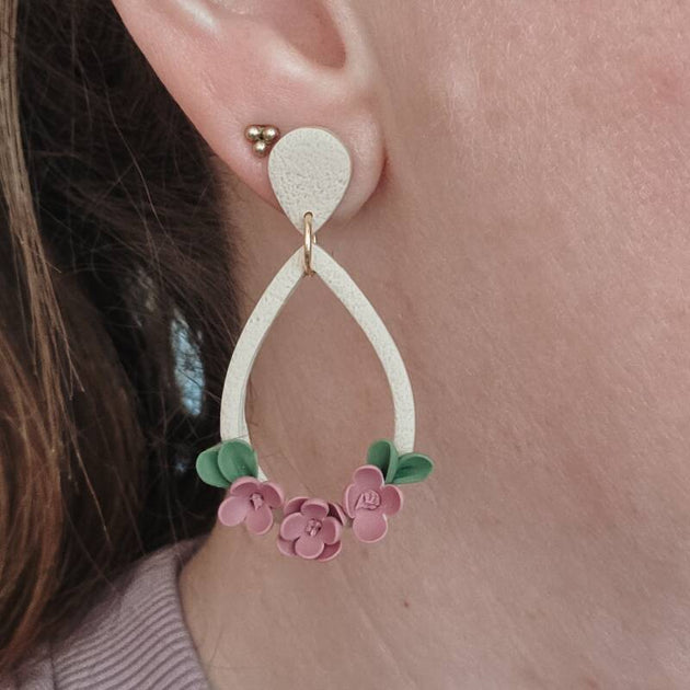 Druppel oorbel roze bloemetjes stijlvolle uitvoering van Joy & Clay