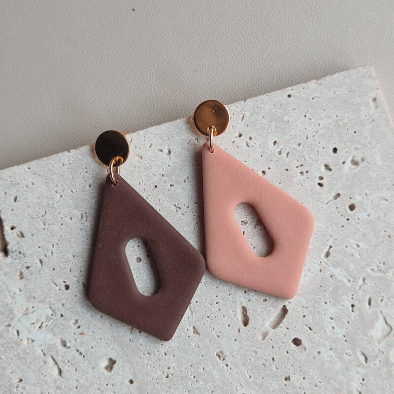 Ruitvormige bruine oorbellen detailfoto van Joy & Clay