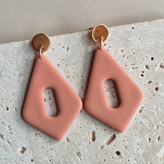 Ruitvormige blush oorbellen handgemaakt sieraad van Joy & Clay