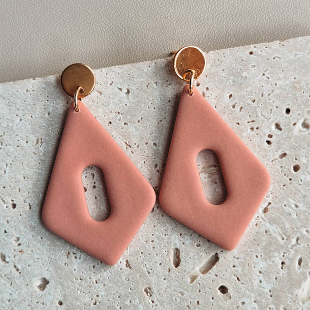 Ruitvormige blush oorbellen handgemaakt sieraad van Joy & Clay