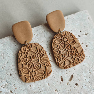 Bloemenprint oorbellen latte stijlvolle uitvoering van Joy & Clay