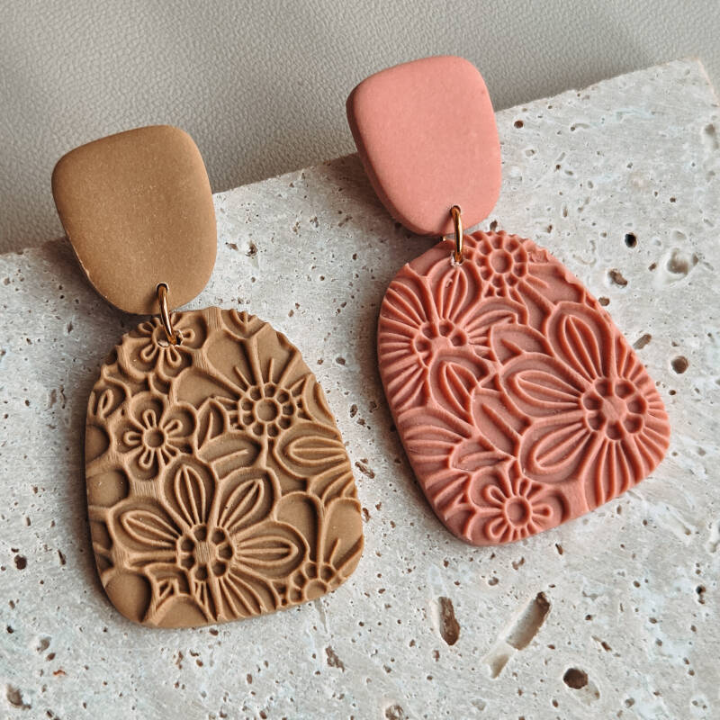 Bloemenprint oorbellen latte detailfoto van Joy & Clay