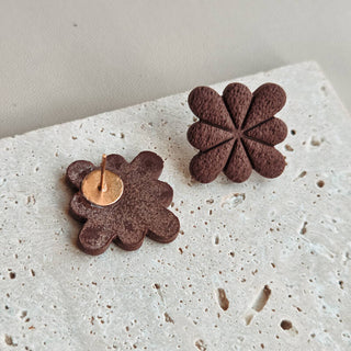 Vierkante bruine knopjes detailfoto van Joy & Clay