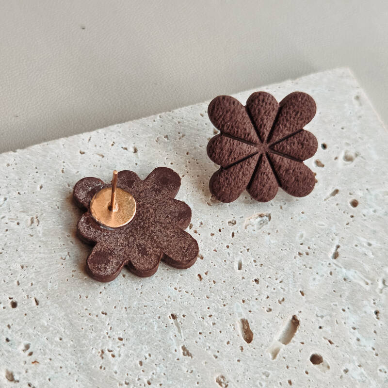 Vierkante bruine knopjes detailfoto van Joy & Clay
