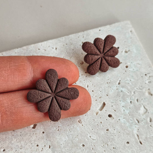 Vierkante bruine knopjes handgemaakt sieraad van Joy & Clay