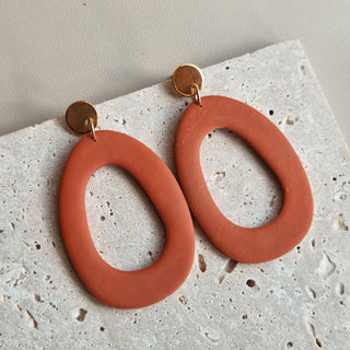 Statement oorbellen roestbruin detailfoto van Joy & Clay