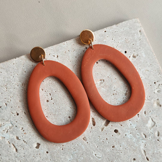 Statement oorbellen roestbruin detailfoto van Joy & Clay