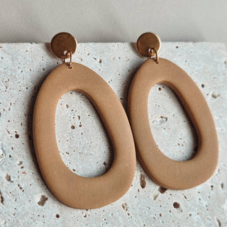 Statement oorbellen latte handgemaakt sieraad van Joy & Clay