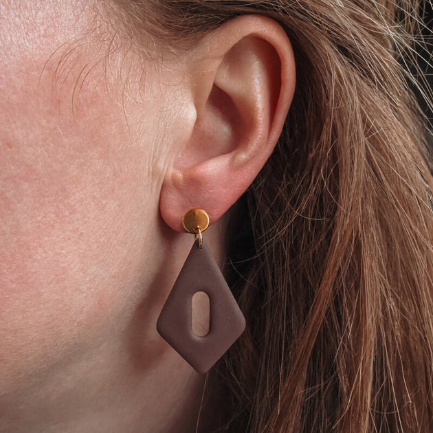 Ruitvormige blush oorbellen stijlvolle uitvoering van Joy & Clay