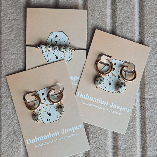 Hartjesoorbellen edelsteen dalmatiër jaspis detailfoto van Joy & Clay