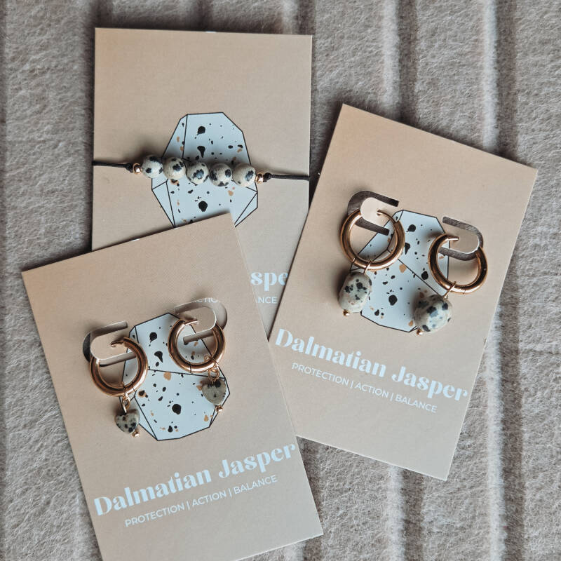 Hartjesoorbellen edelsteen dalmatiër jaspis detailfoto van Joy & Clay