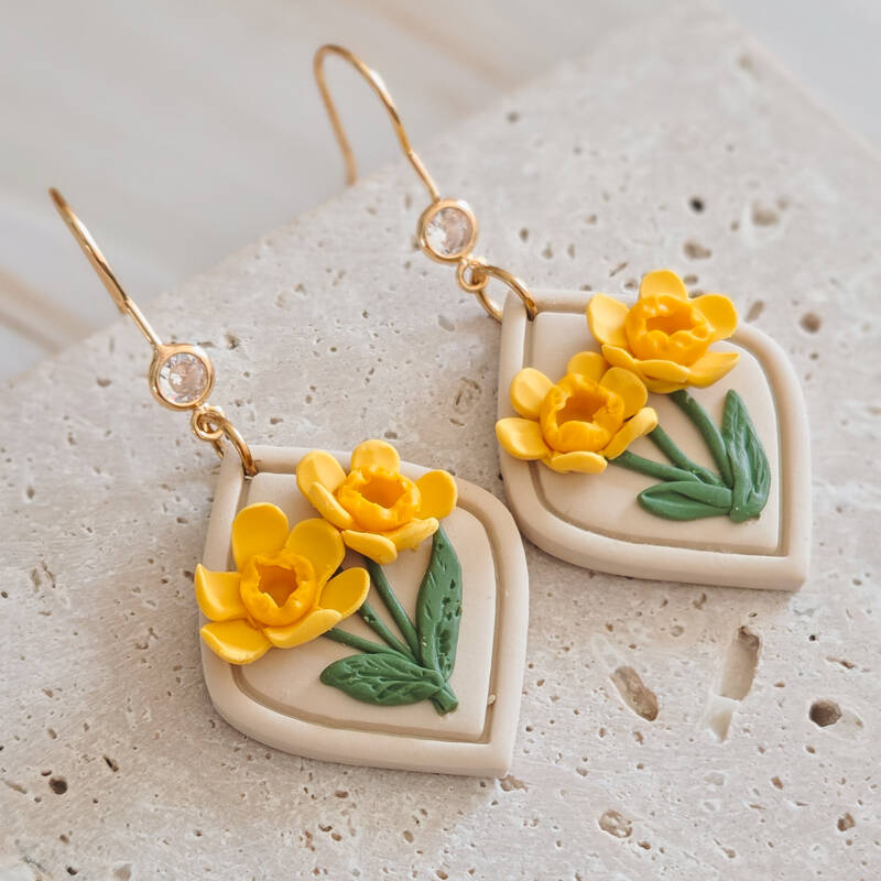 Geboortebloem maart: narcis handgemaakt sieraad van Joy & Clay