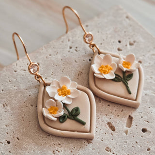 Geboortebloem april: madeliefje handgemaakt sieraad van Joy & Clay