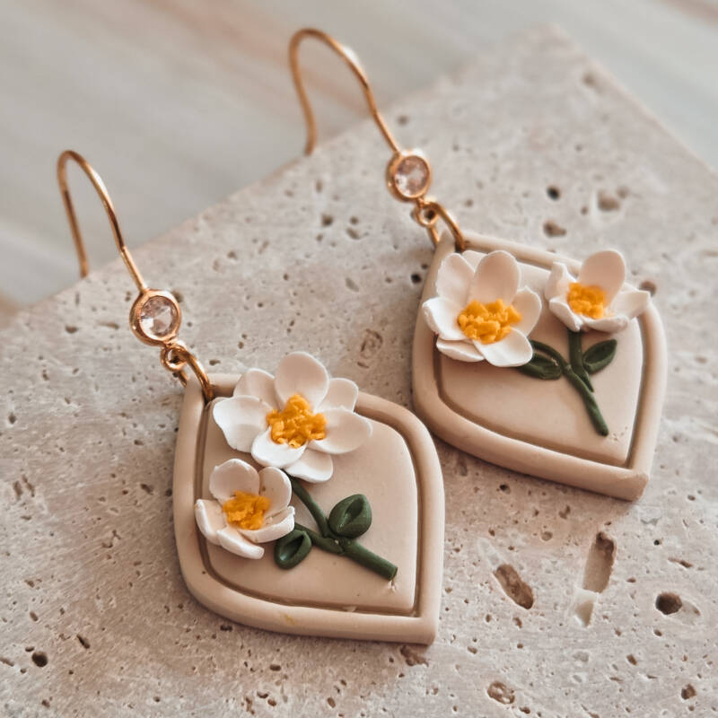 Geboortebloem april: madeliefje handgemaakt sieraad van Joy & Clay