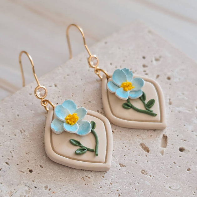 Geboortebloem september: klimmende winde handgemaakt sieraad van Joy & Clay
