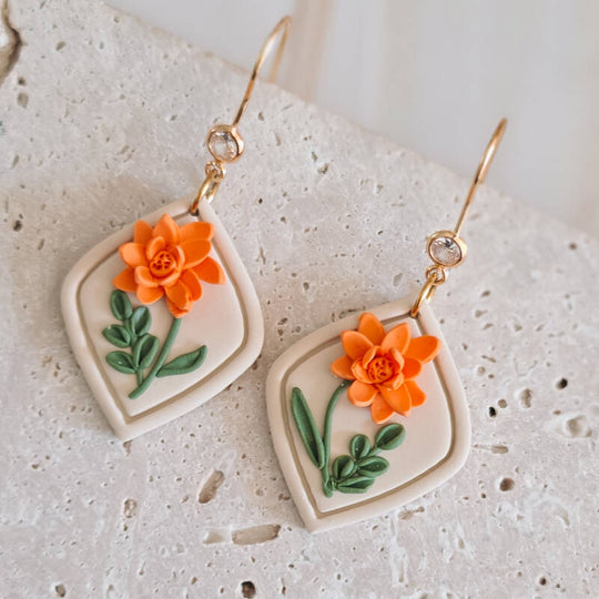 Geboortebloem oktober: calendula handgemaakt sieraad van Joy & Clay
