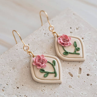 Geboortebloem november: chrysant handgemaakt sieraad van Joy & Clay