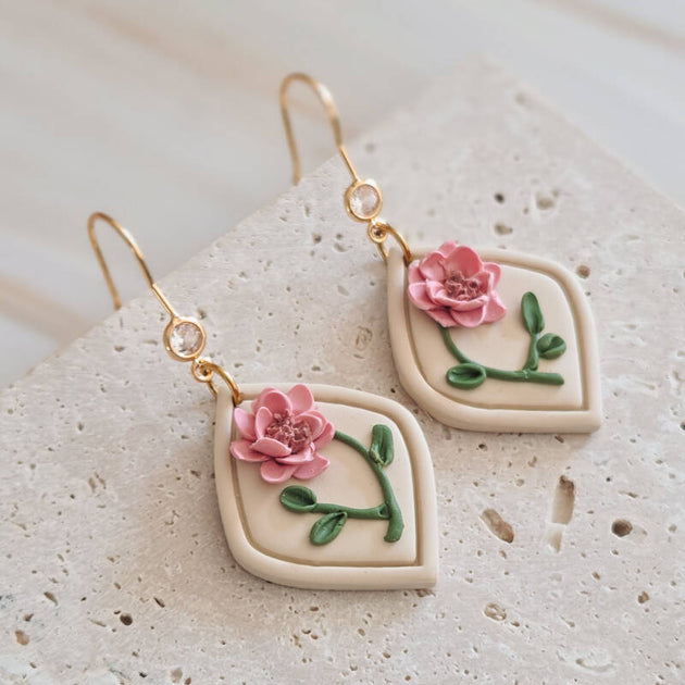 Geboortebloem november: chrysant handgemaakt sieraad van Joy & Clay