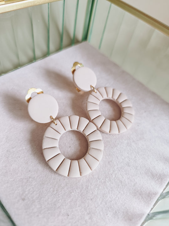 Clip oorbellen cirkels beige