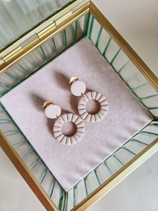 Clip oorbellen cirkels beige