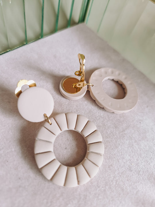 Clip oorbellen cirkels beige