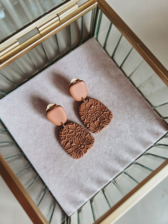 Clip oorbellen bloemen latte