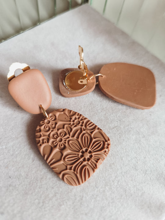 Clip oorbellen bloemen latte