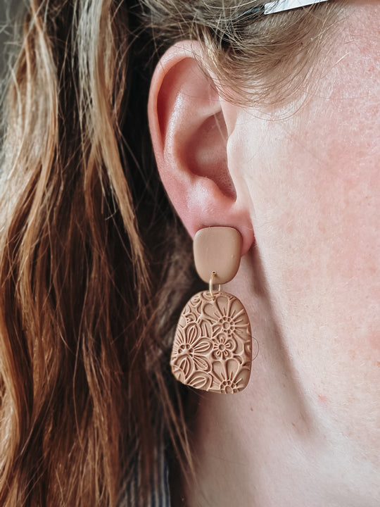 Clip oorbellen bloemen latte