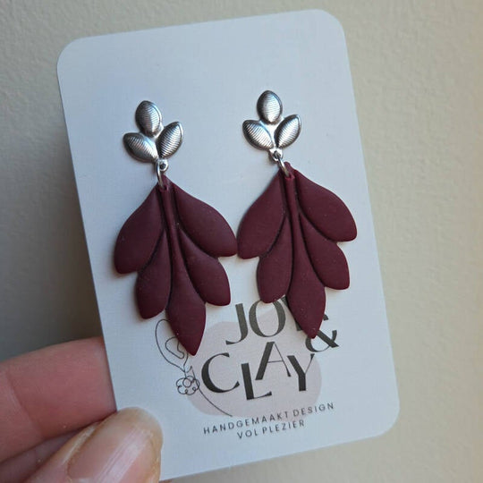 Pien - rode oorbellen blad stijlvolle uitvoering van Joy & Clay