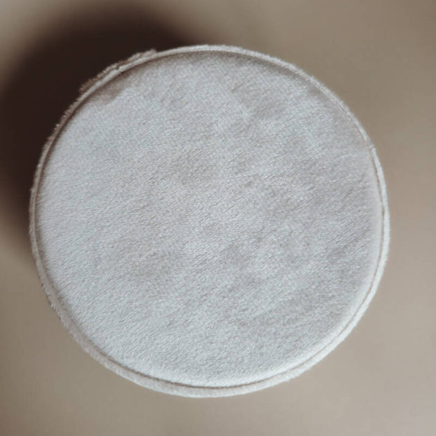 Sieradendoosje rond wit detailfoto van Joy & Clay